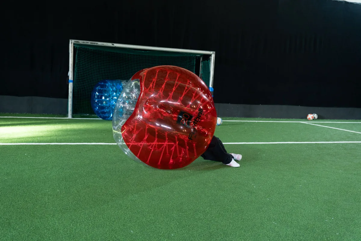Bubble Soccer Action in der 360Footballarena Zürich