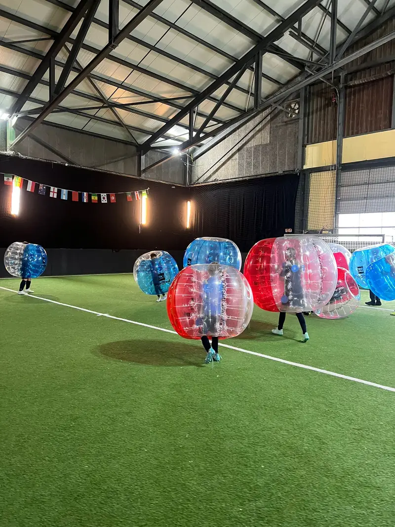 Bubble Soccer Gruppe in der Fussballhalle Zürich