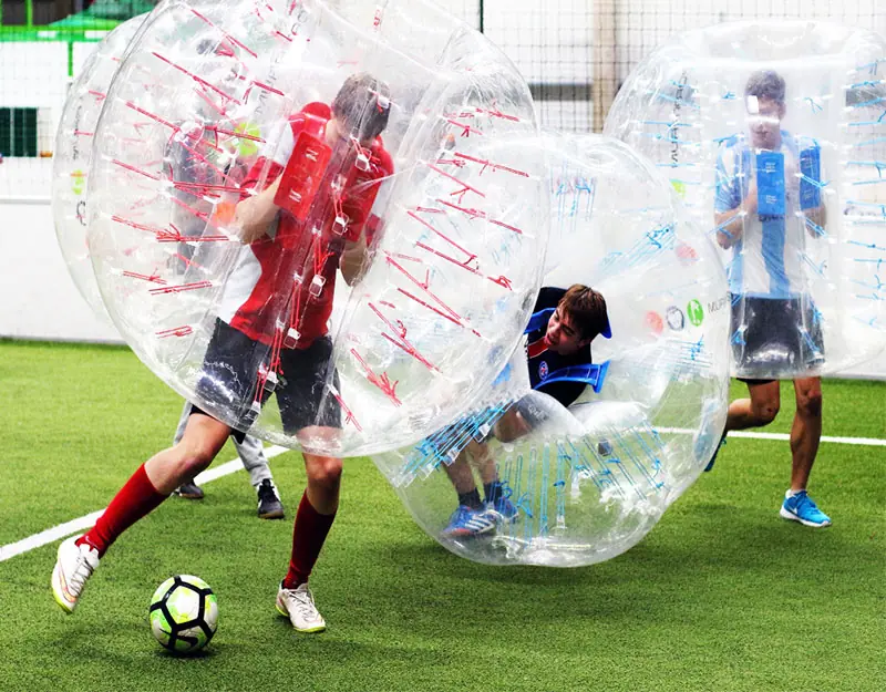 Kinder spielen Bubble Ball in der 360Footballarena Zürich