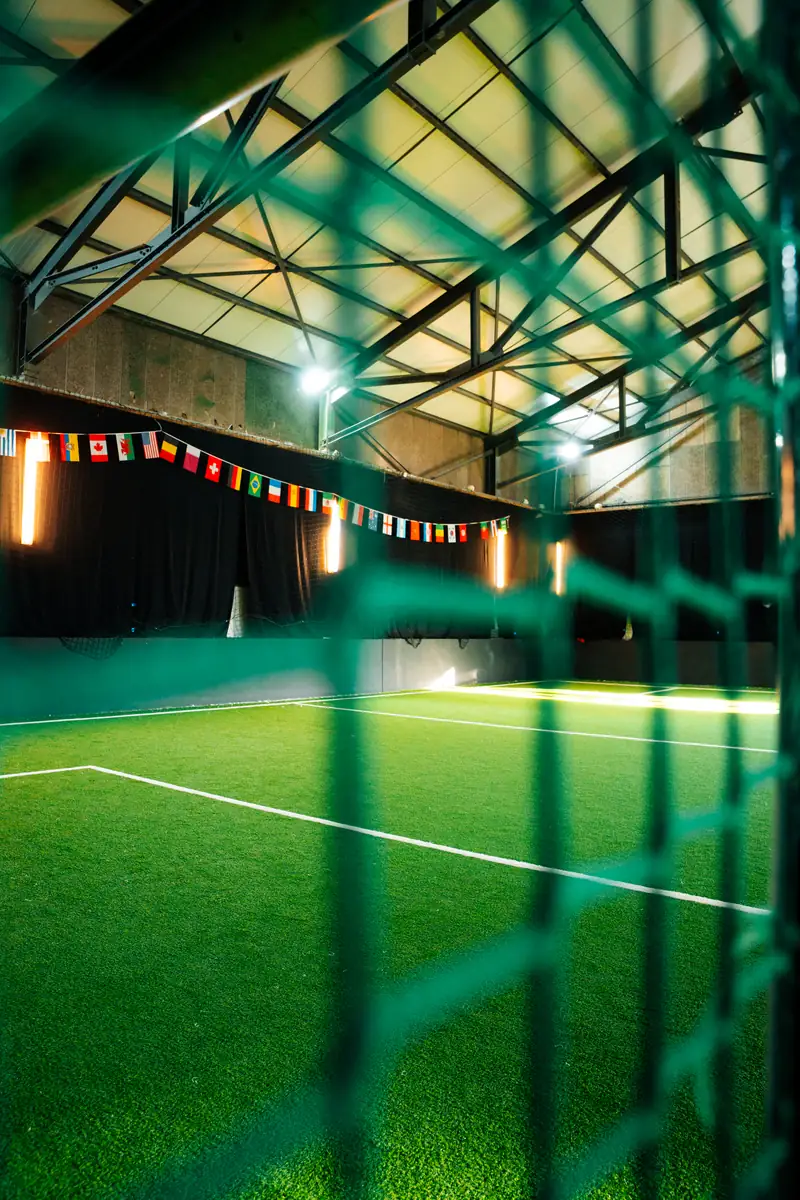 Indoor-Fussballhalle Zürich – Kunstrasen mit Toren und weissen Linien