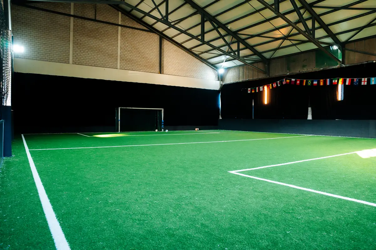Indoor-Fussballhalle Zürich – Kunstrasen der 360Footballarena in Oberembrach