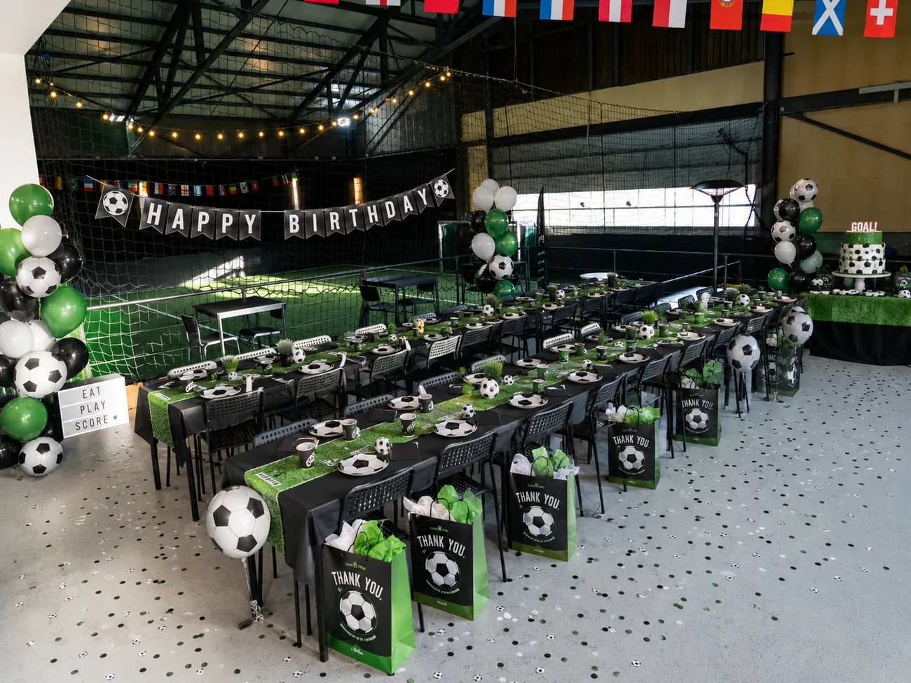 Beispielhaft dekorierte Geburtstagstische in der Fussballhalle Zürich